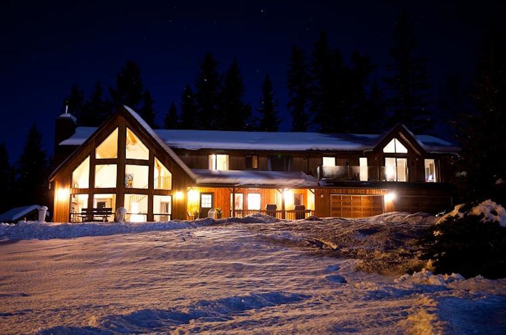 Home Lodge Golden Exterior photo